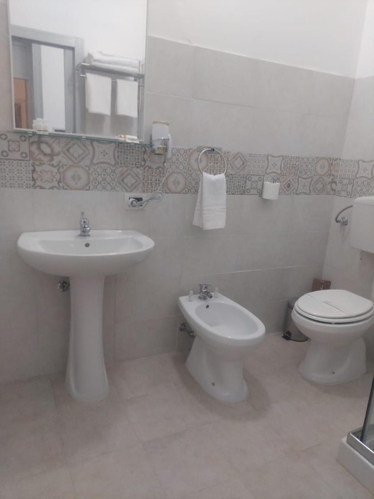 Guest House Lamphotel Militello Palermo Luaran gambar
