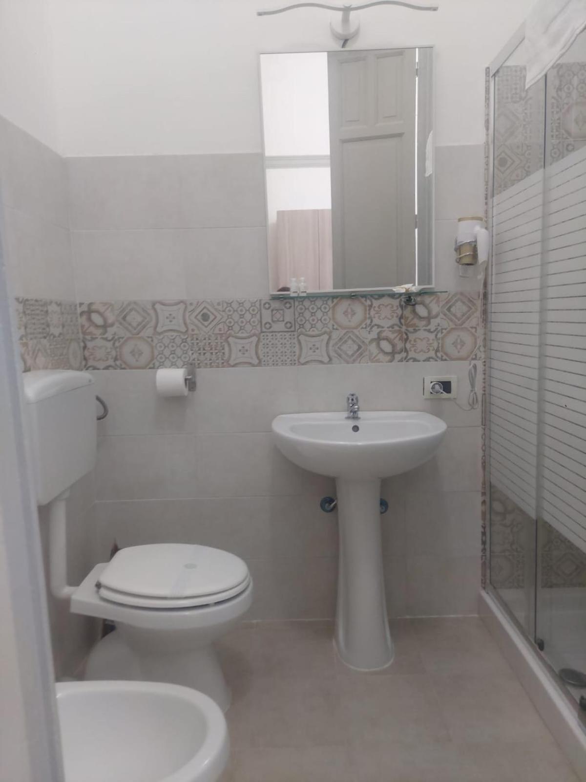 Guest House Lamphotel Militello Palermo Luaran gambar