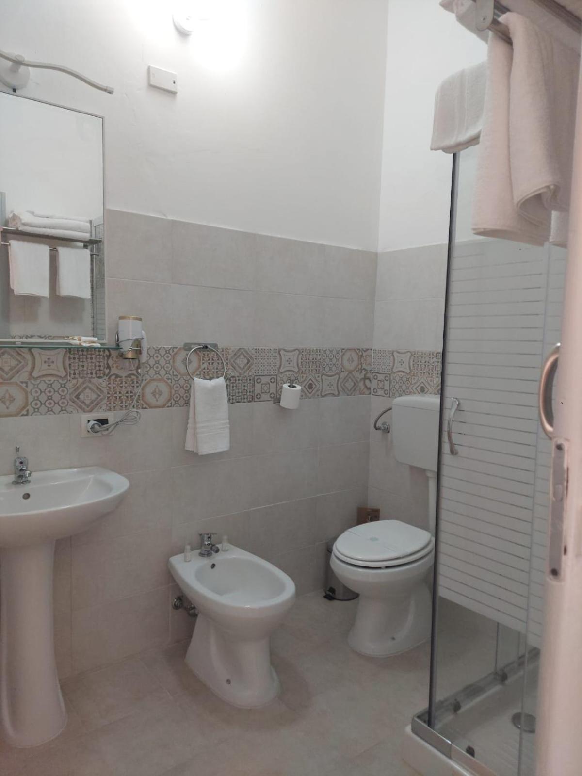 Guest House Lamphotel Militello Palermo Luaran gambar